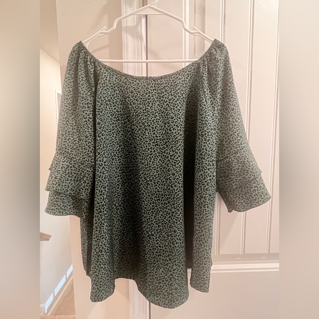 Beautiful Bell Sleeve Women’s Size 1 X Top